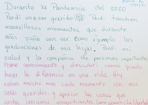 Multi-colored text on a white background beginning: Durante la Pandemia del 2020 Perdi un a ser querido, next to a drawing of a heart