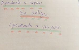 Purple text against a white background reads: Aprendiendo a respirar Sin peligro, Aprendiendo a respirar. Green and pink lines and dots decorate the space beneath the words.