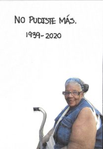 White postcard with a photograph of a smiling woman sitting down. She faces the camera and holds a cane. The top of the postcard reads "No pudiste mas". 1939-2020.